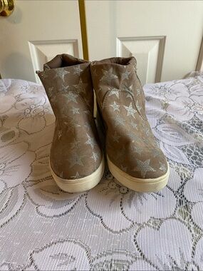 Art Class Girls' Taupe High-Top Sneakers with Silver Stars Size 2